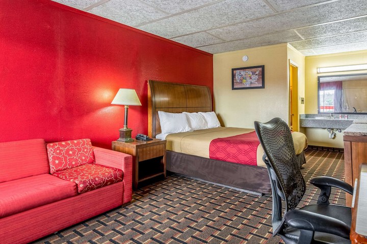1 King Bed (5 of 7)
