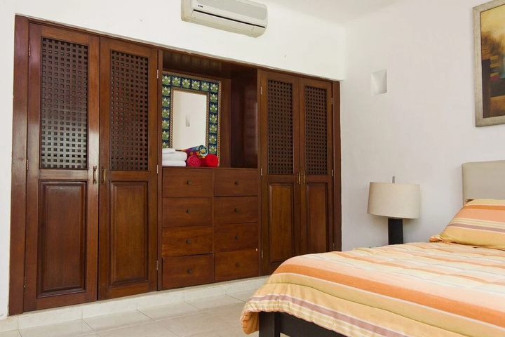 Room 4 of 9
