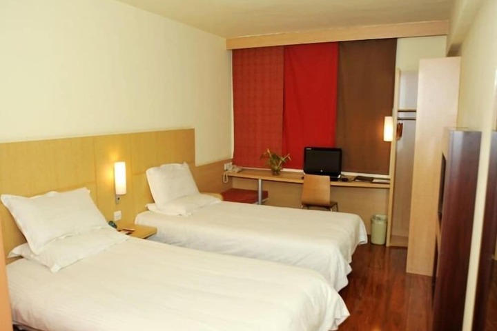 Room 17 of 33