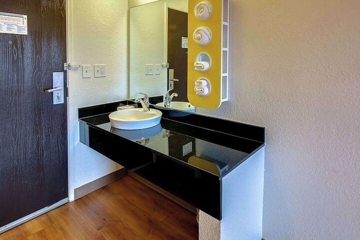 1 Queen Bed Kitchen (2 of 7)