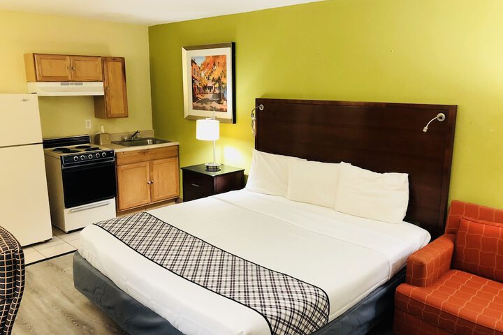 Renovated Standard King Bed (16 of 21)