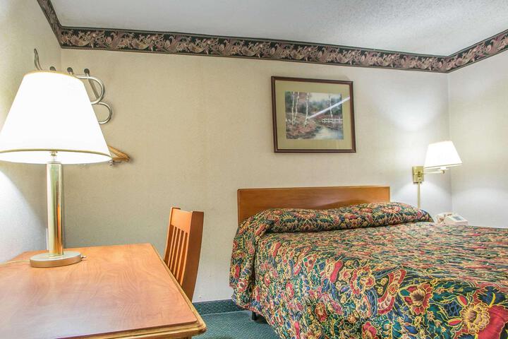 1 Queen Bed (4 of 21)