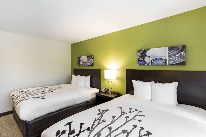 2 Queen Beds (8 of 10)