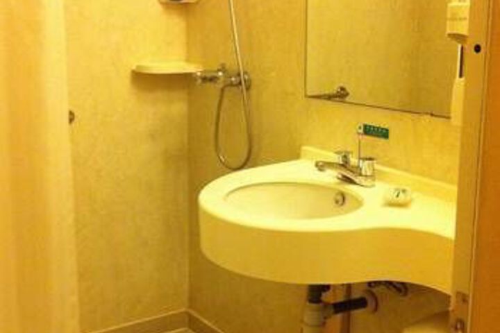 Room 8 of 12