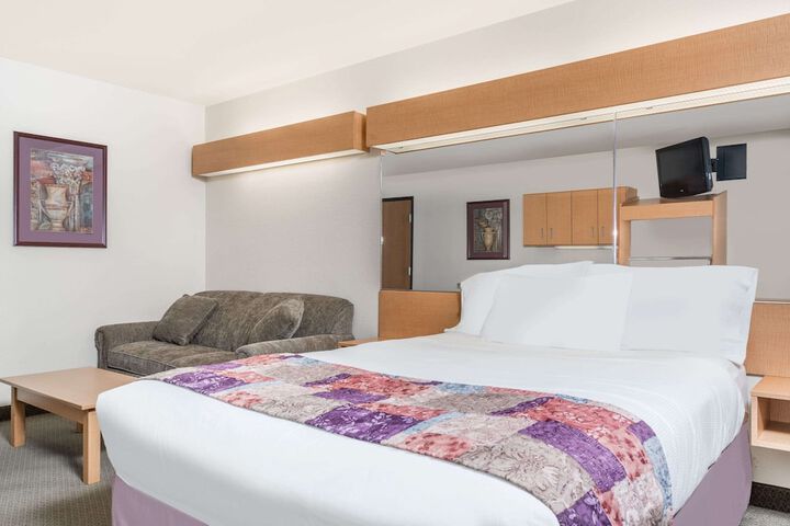 1 Queen Bed (20 of 21)