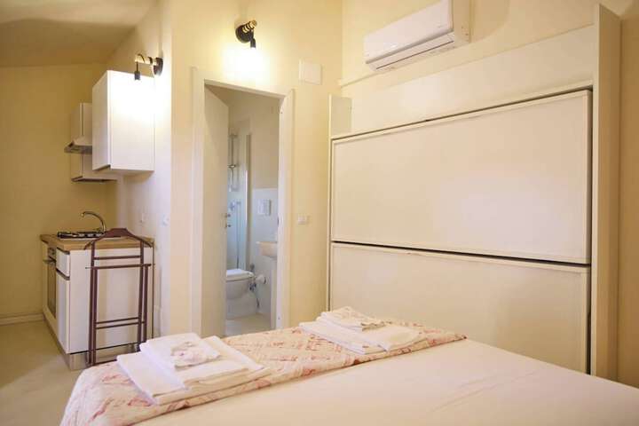 Room 102 of 190
