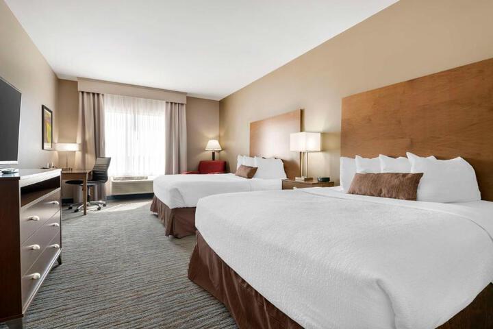 2 Queen Beds Microwave and Refrigerator WiFi Full Breakfast (3 of 21)