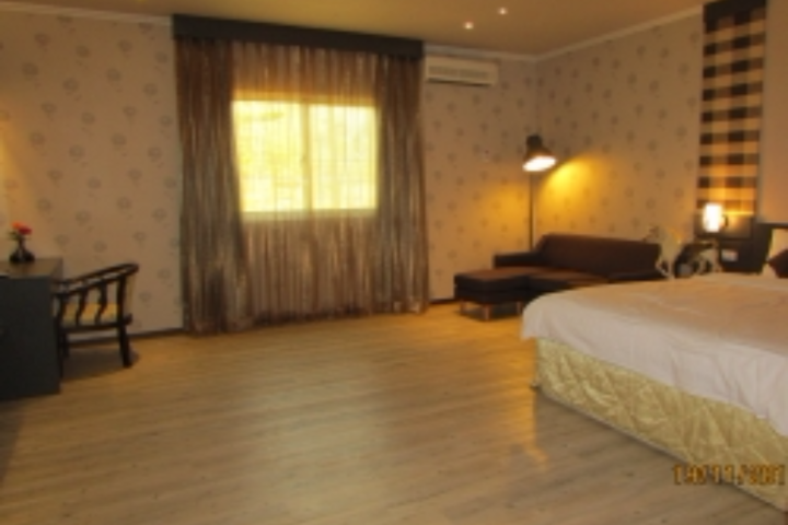 Room 5 of 8