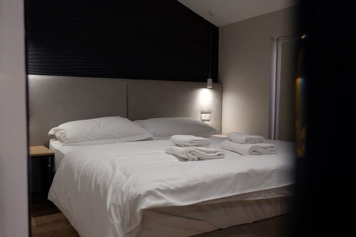 Room 4 of 16