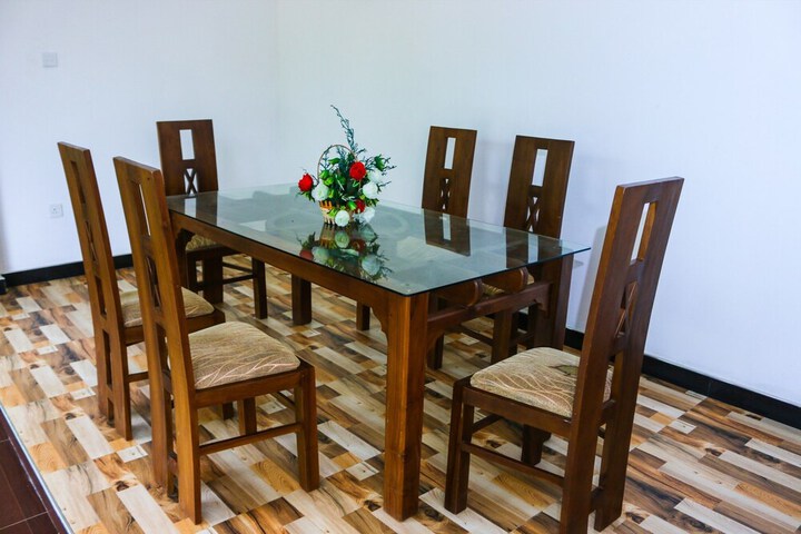 Dining 8 of 22