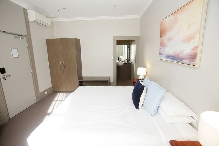 Room 16 of 83