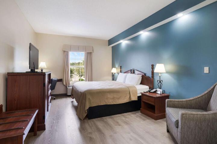 1 King Bed (8 of 8)