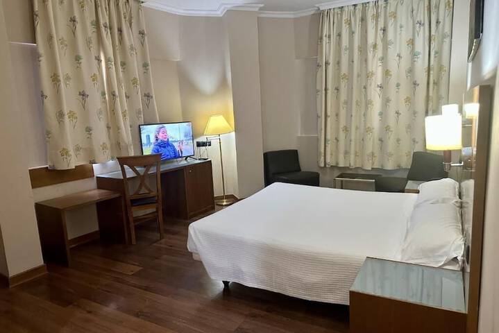 Room 6 of 12
