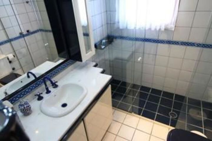 Room 5 of 27