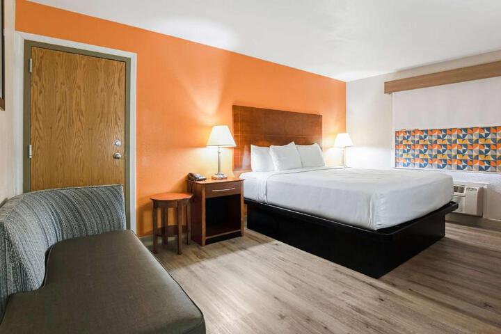 1 King Bed High Speed Internet Accessible Microwave and Refrigerator, Coffee Maker, Hairdryer Iron and Ironing Board Continental Breakfast (8 of 18)