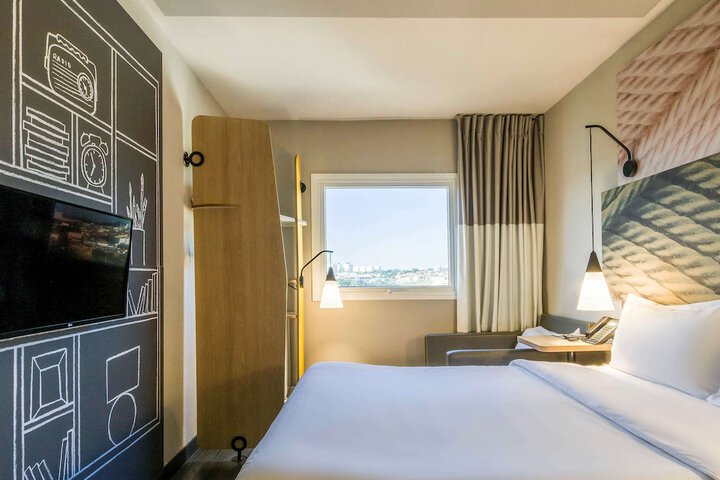 Room 6 of 26