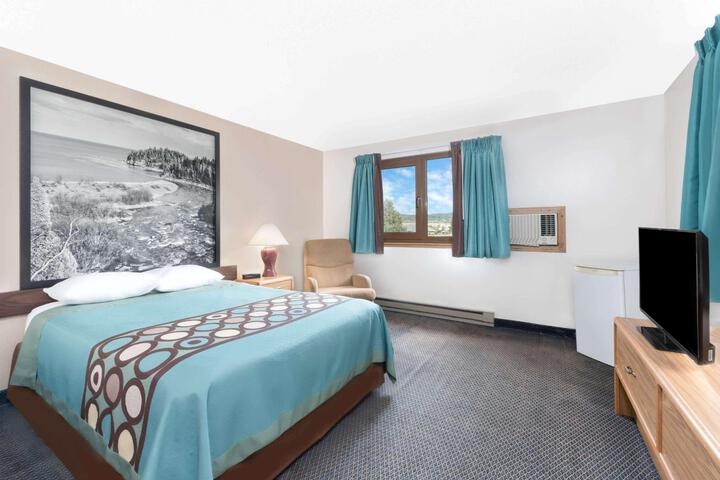 1 King Bed (6 of 9)