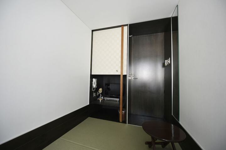 Room 4 of 67