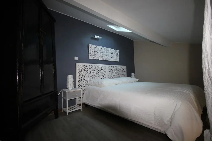 Room 2 of 10