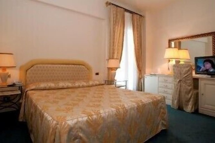 Room 6 of 19