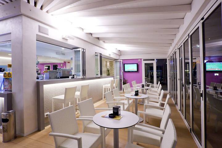 Lounge 39 of 56