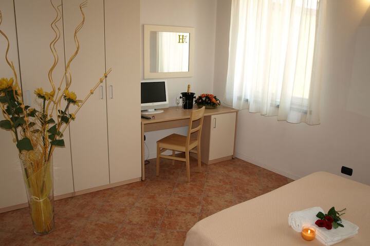 Room 6 of 42