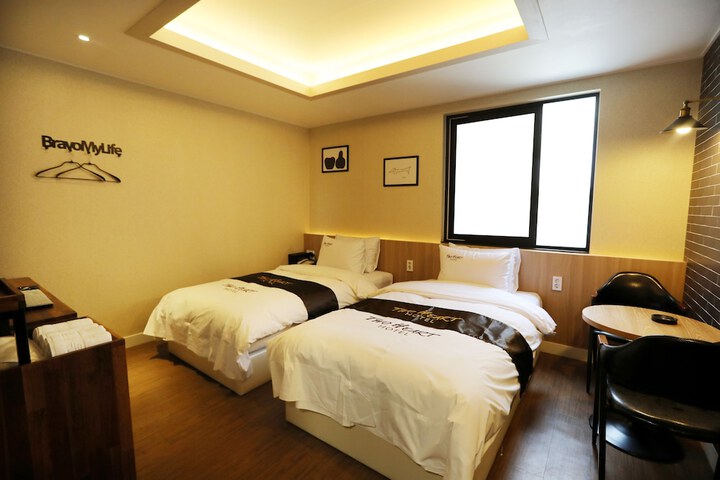 Room 13 of 23