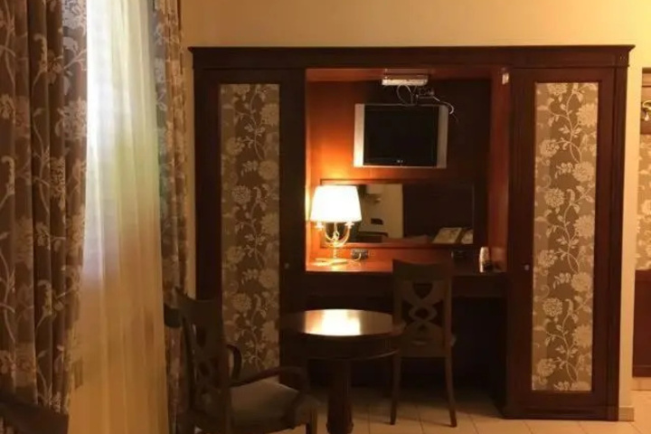 Room 6 of 15
