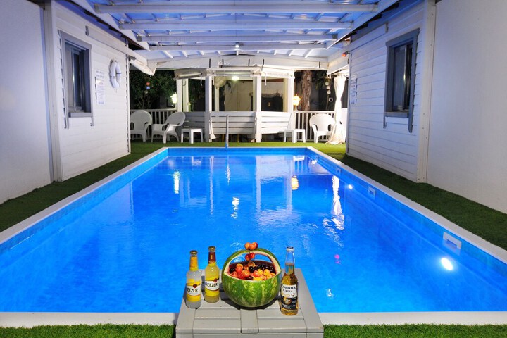 Pool 86 of 110