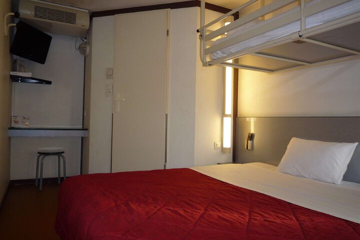 Room 27 of 83