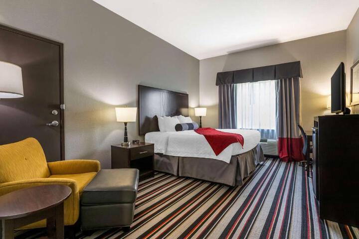 1 King Bed Mobility Accessible Roll in Shower Full Breakfast (1 of 21)