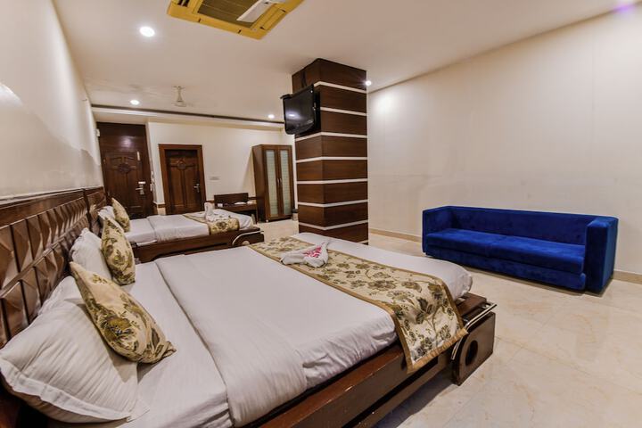 Room 10 of 16