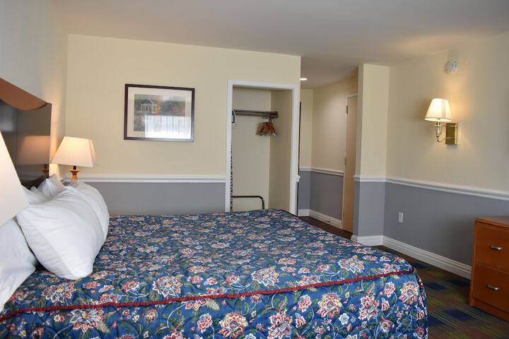 1 King Bed (2 of 7)