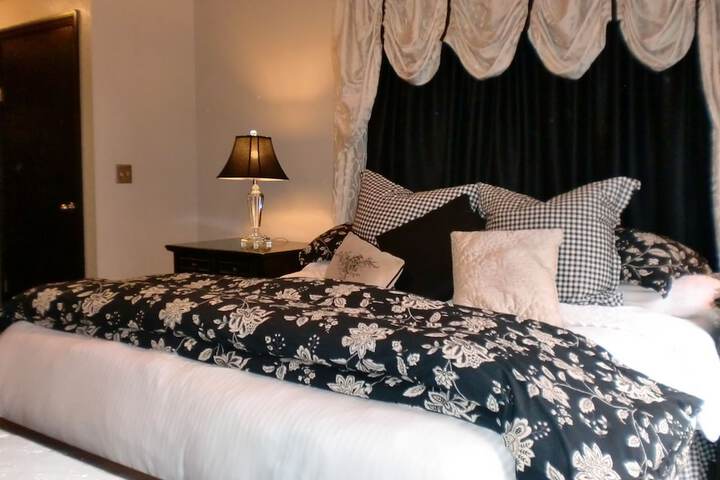 Deluxe King Bed Partial Lake View (27 of 48)