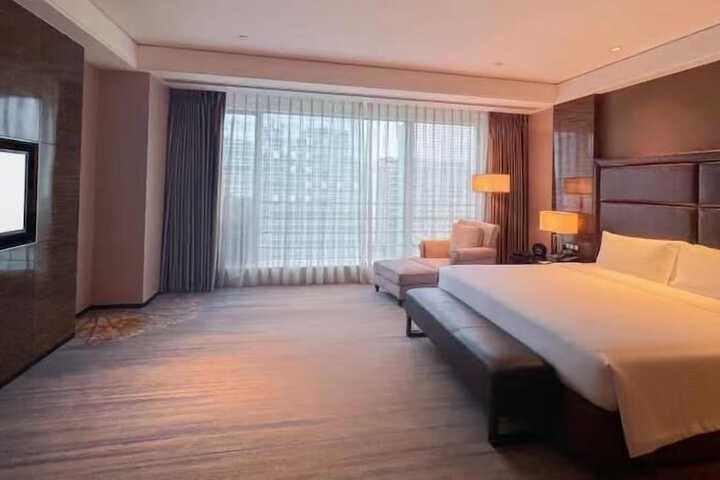 Room 2 of 33
