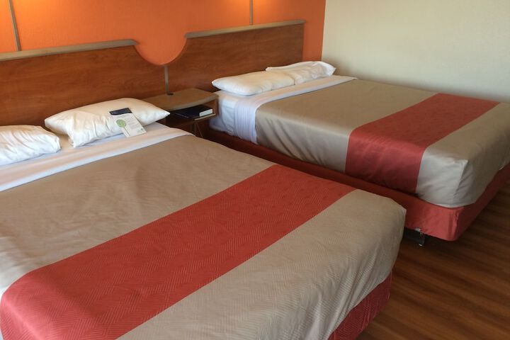 1 Queen Bed (17 of 21)