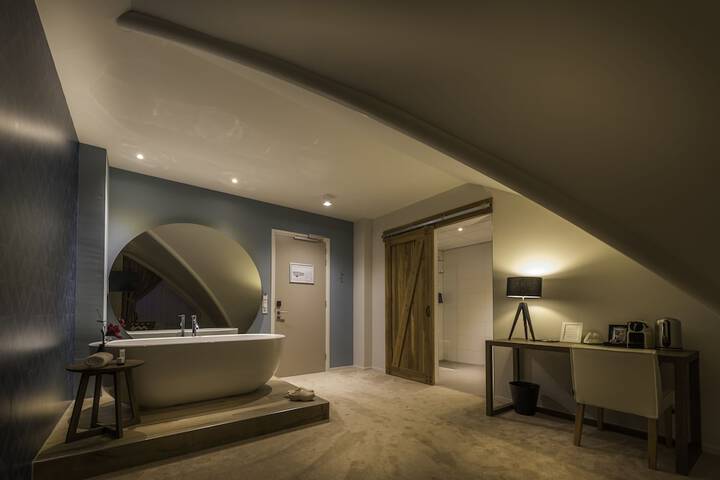 Room 5 of 92