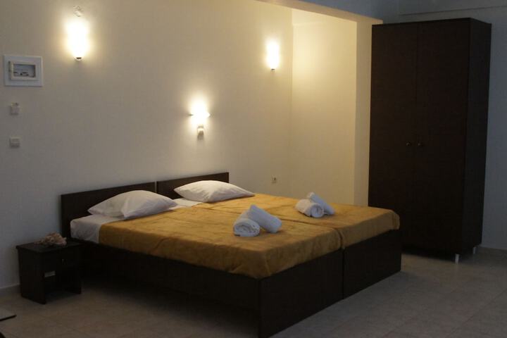 Room 9 of 18