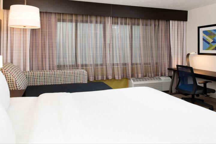 1 King Bed (2 of 23)