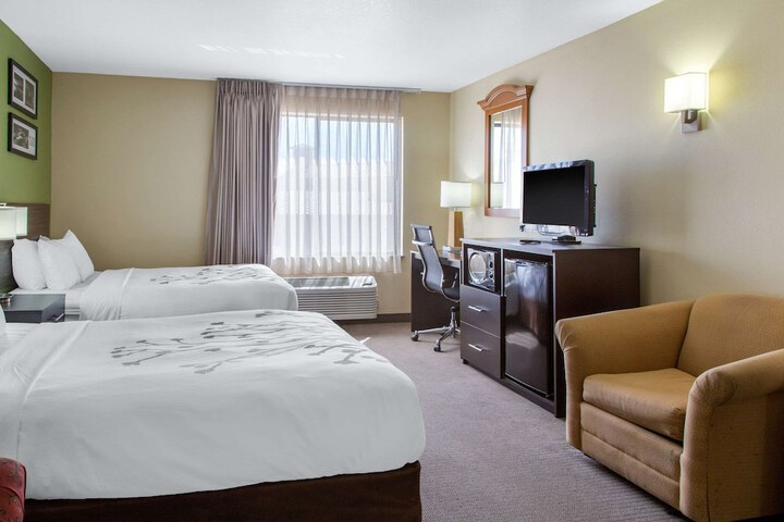 1 Queen Bed (3 of 21)