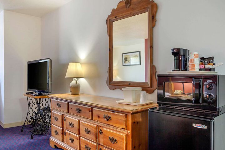1 Queen Bed (5 of 21)