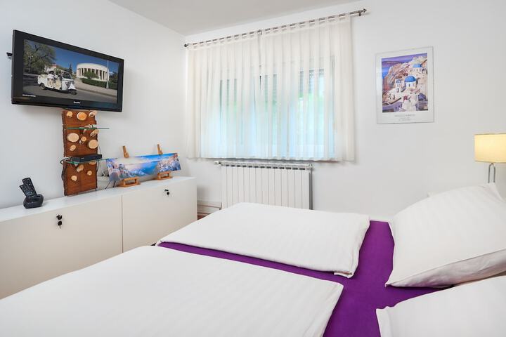 Room 18 of 120