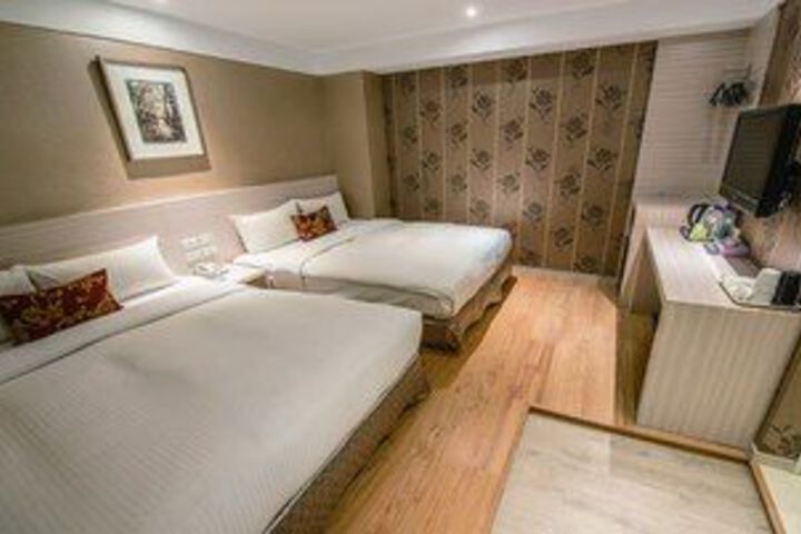 Room 11 of 28