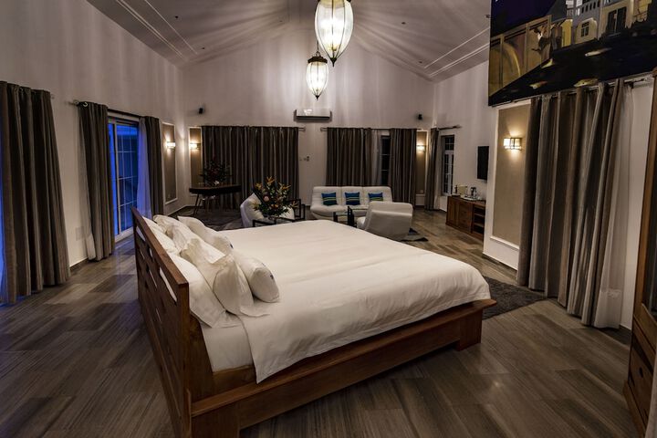 Room 2 of 73