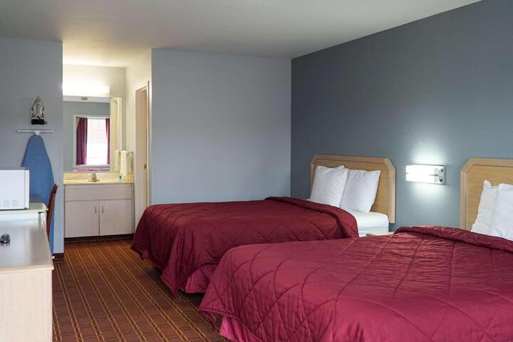 2 Queen Beds (1 of 14)