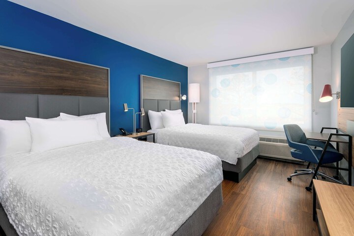 2 Queen Beds with Walk in Shower (5 of 8)