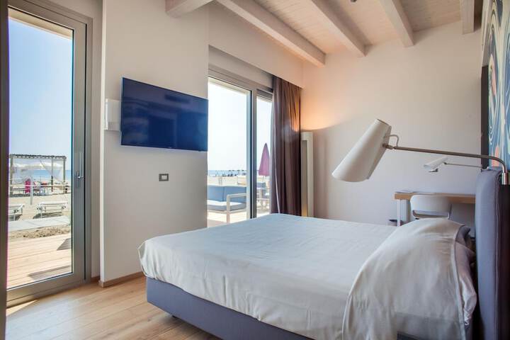 Room 10 of 90