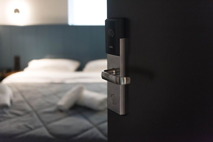 Room 8 of 90