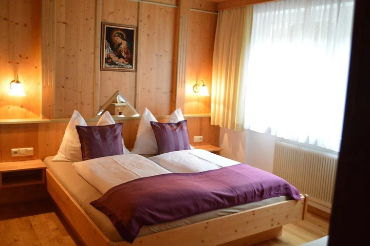 Room 6 of 13