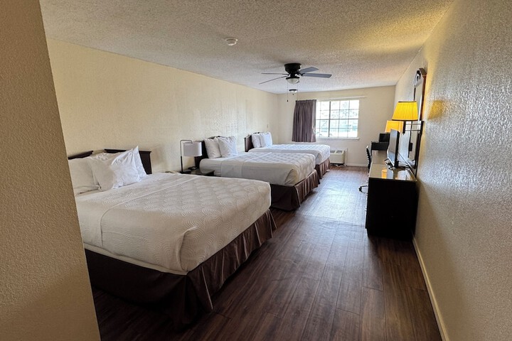 Room 4 of 10